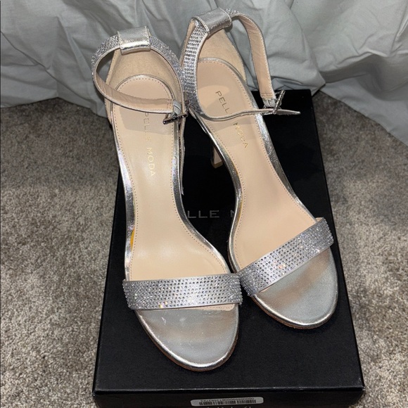PELLE MODA 6.5 

KACEY EVENING SANDAL SILVER LEATHER - Picture 2 of 7